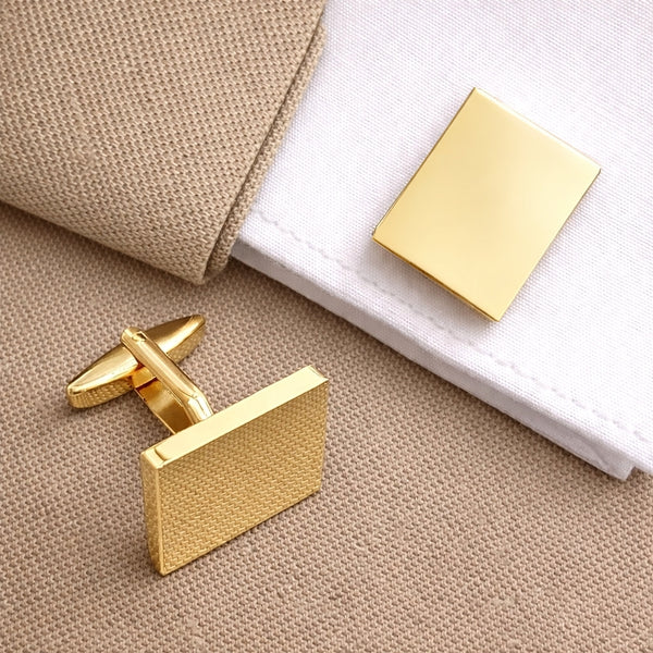 Rechthoekige manchetknopen zonder gravure gedragen op colbert en overhemd