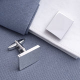 Rechthoekige glanzende manchetknopen gedragen op colbert en overhemd met manchetten