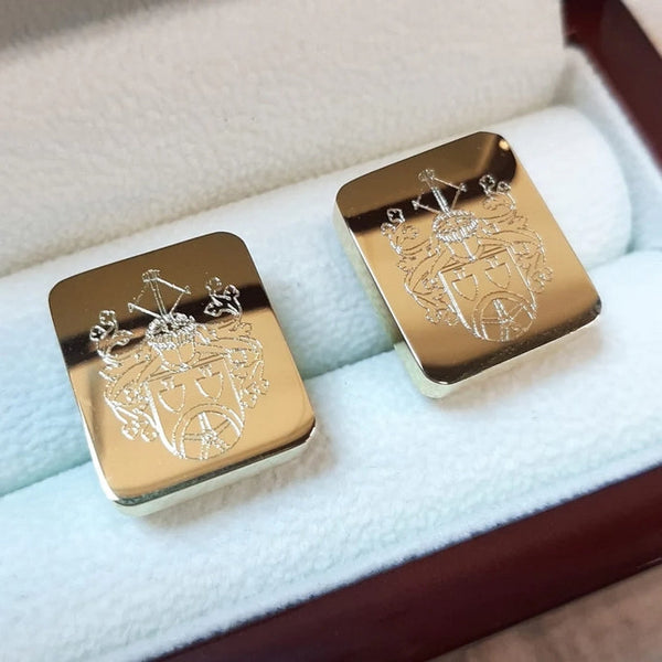 Tijdelijk uitverkocht - Weer leverbaar vanaf 15 januari - Manchetknopen Rechthoek Glans afgeronde hoeken met Familiewapengravure - Goudkleurig