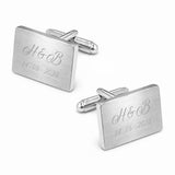 Twee rechthoekige gematteerde  manchetknopen met persoonlijke datum- en lettergravure