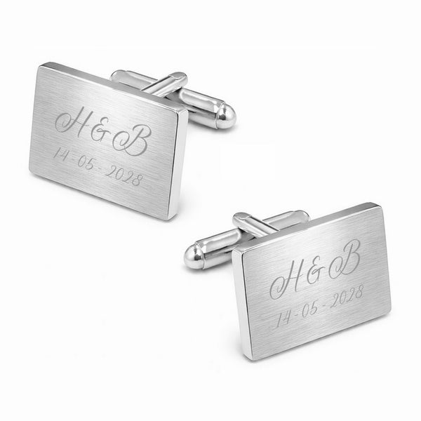 Twee rechthoekige gematteerde  manchetknopen met persoonlijke datum- en lettergravure