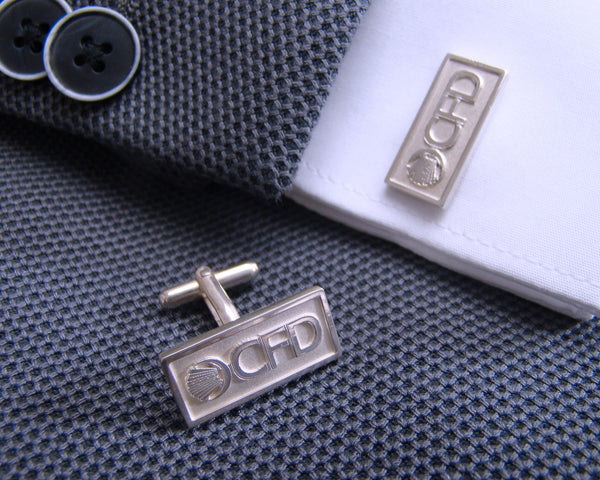 Zilveren Manchetknopen Logo Opwaarts Reliëf uitgevoerd in Echt Zilver