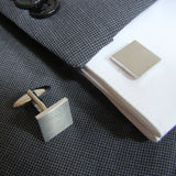Tijdelijk uitverkocht - Weer leverbaar vanaf 30 mei - Manchetknopen Vierkant Mat met Lettergravure - Zilverkleurig